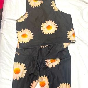 Size Small, Daisy Print, Teeki Set!